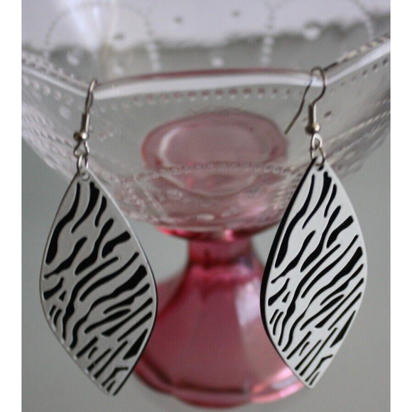 3/$15 Black & White Leaves Earrings Women's Fashion Jewelry Dangle Boho - Picture 1 of 3